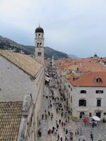 0238 Kreuzfahrt AIDAvita - Adria - Dubrovnik - Rundgang auf der Stadtmauer - Blick auf die Hauptstrasse Stradun