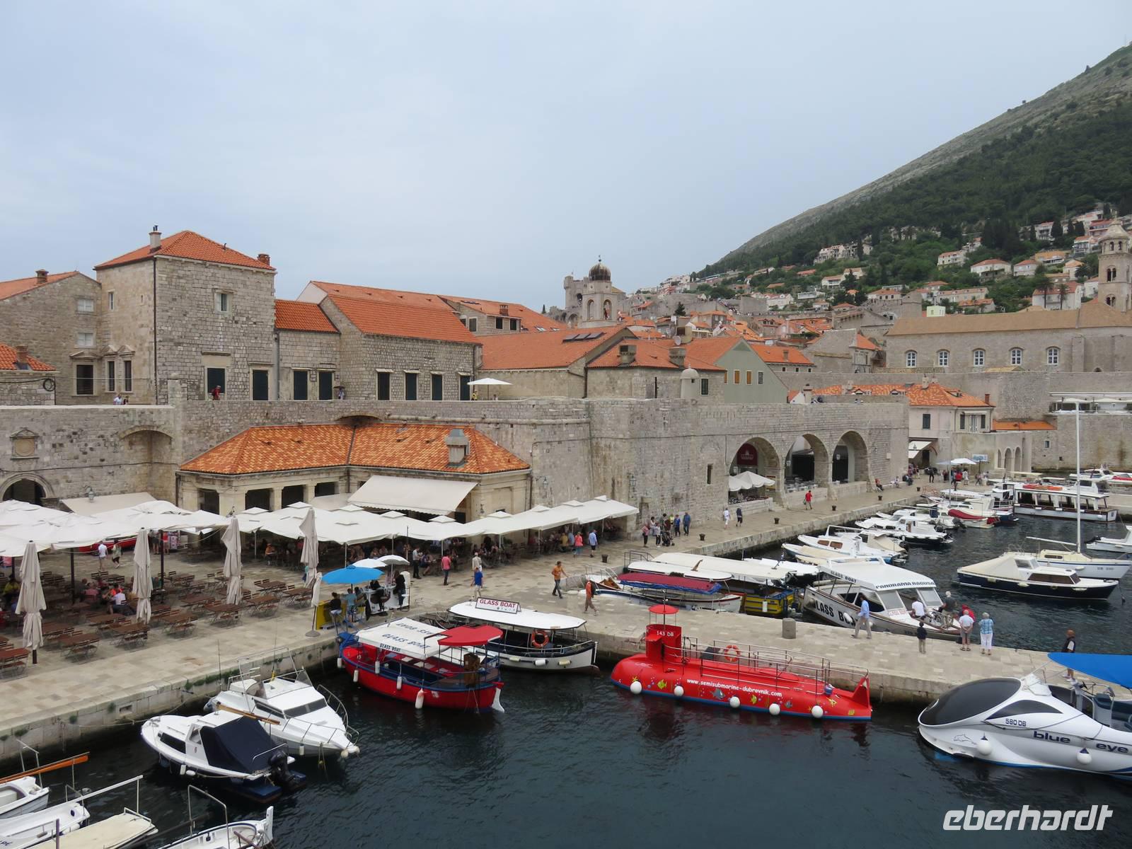 0252 Kreuzfahrt AIDAvita - Adria - Dubrovnik - Rundgang auf der Stadtmauer - Blick über den alten Hafen