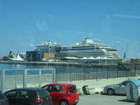 AIDAblu im Hafen von Bari