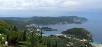 Blick auf die Bucht und das Kloster von Paleokastritsa
