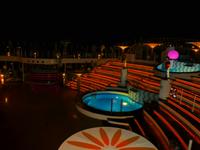Pooldeck bei Nacht