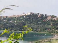 Lago d'Albano mit Blick nach Castel Gandolfo &ndash; &copy; Heike Jack (Eberhardt TRAVEL)