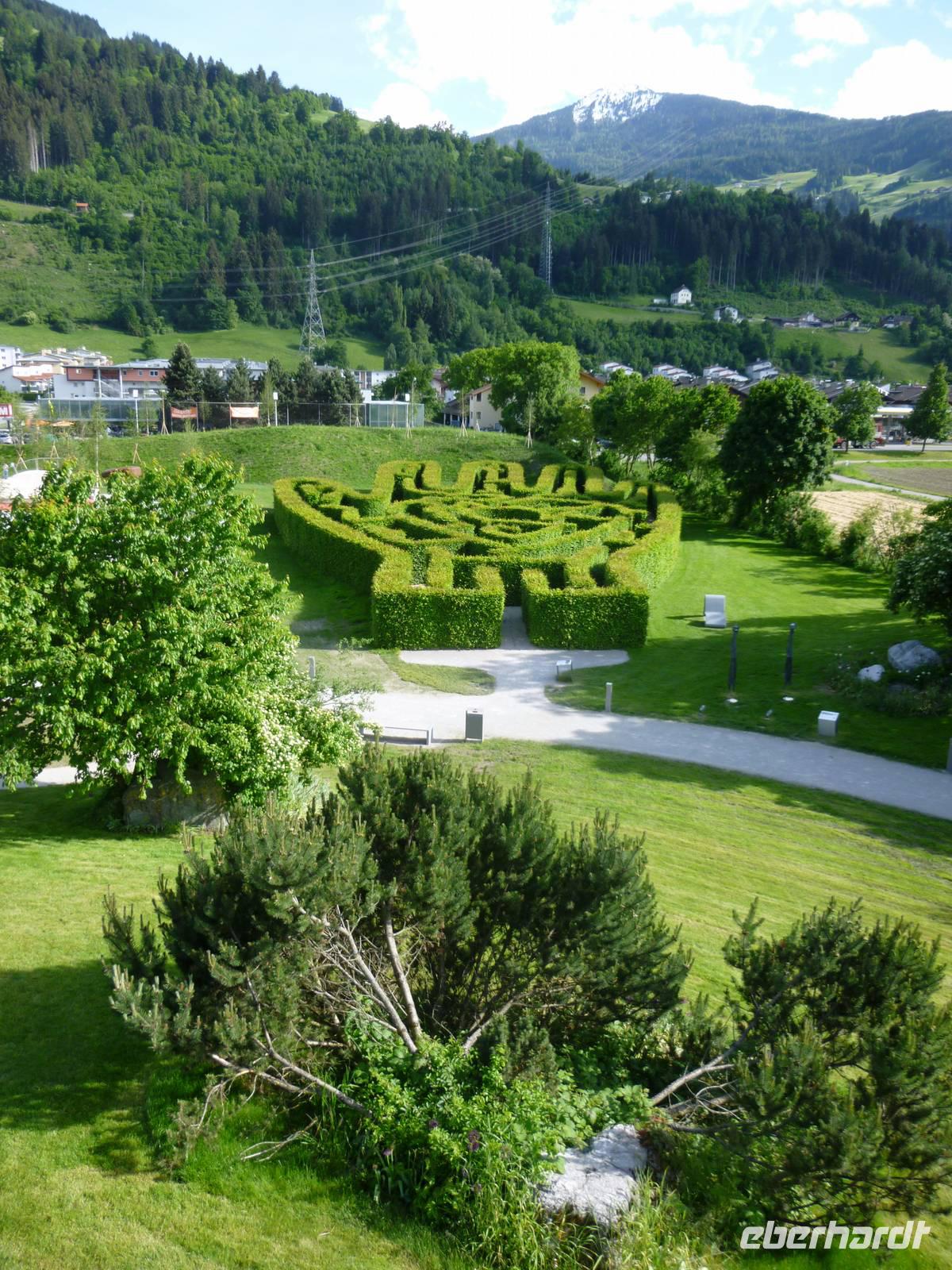 Swarovski, Wattens_ Andre Heller, Hand als Heckenlabyrinth