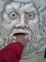 Die Frage nach der Wahrheit (Kopie des römischen Originals im Heiligen Wald, Bomarzo)