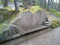 heiliger Wald in Bomarzo, Wappenbank Orsini-Farnese