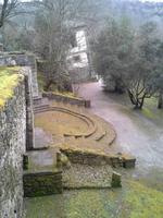 Heiliger Wald in Bomarzo, Theater und schiefes Haus