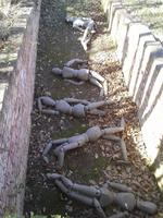 Spoerrigarten in Seggiano, Massengrab der Klone