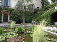 vor dem Eingang zum Schloß auf Madre