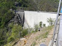 Der 220 m hohe Staudamm im Verzascatal.