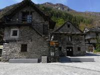 Steinalte Steinhäuser in Sonogno.