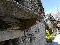 Uralte trockengemauerte Steinhäuser in Sonogno.