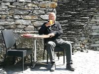 Idyllischer Platz vor einer Osteria  -  zum Wohle!