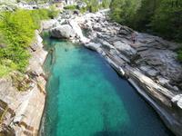 Blick von der Brücke in den smaragdgrünen Verzascafluß. 