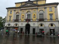 Rathaus von Lugano bei leichtem Regen.