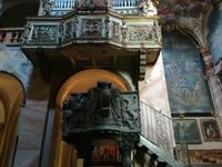 Die berühmte schwarze Marmorkanzel in der Basilika der Insel San Giulia im Ortasee.