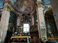 Reich geschmückter Altar mit Elementen des Rokoko.