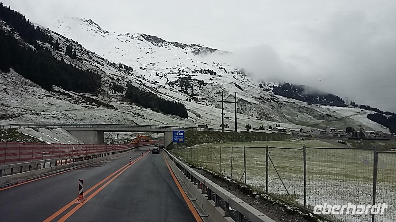 Rückfahrt mit Schnee auf den Gipfeln