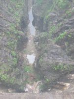 Blick in die Tiefe am Verzasca-Staudamm