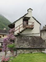 Rustici mit Blauregen im Verzascatal