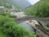 Brücke von Lavertezzo mit Kirche Santa Maria degli Angeli