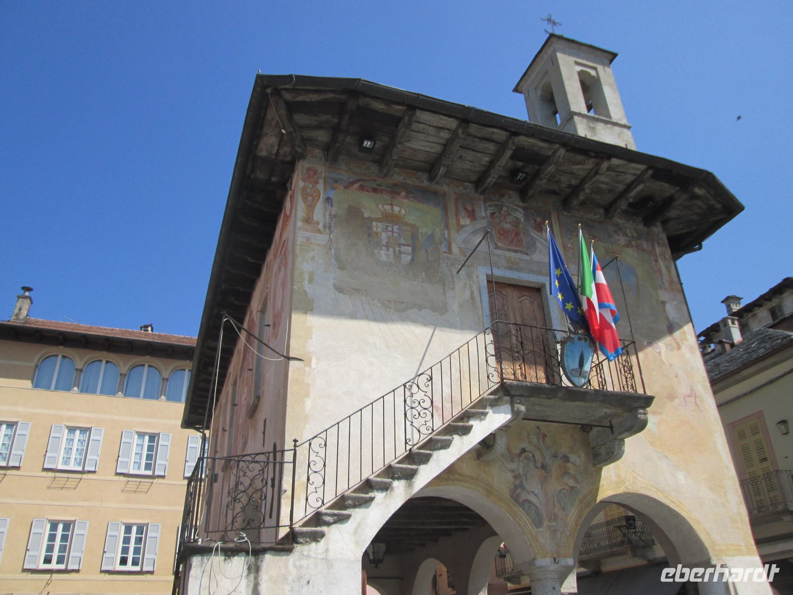 Orta San Giulio: altes Rathaus mit Loggia &ndash; &copy;  (Eberhardt TRAVEL)