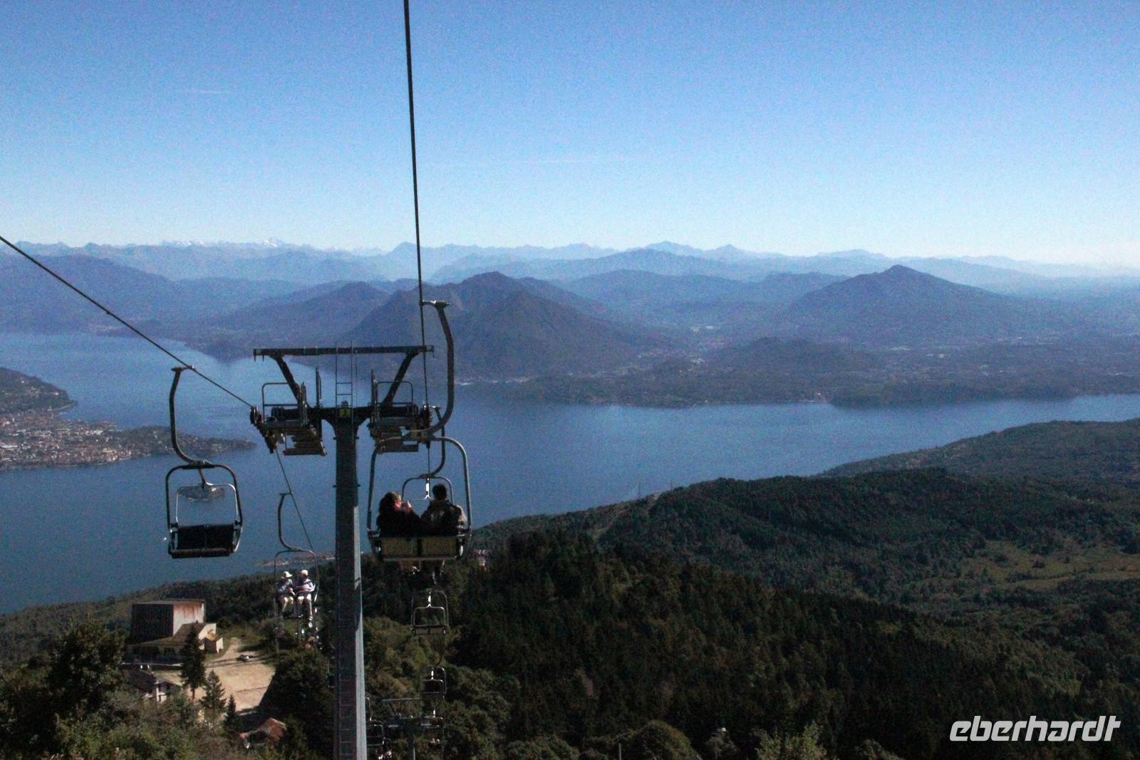 bei der Abfahrt die Aussicht genießen