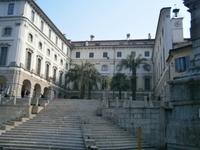 Eingang in den Palazzo Borromeo