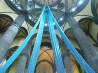 Blaue Bänder in der Kirche