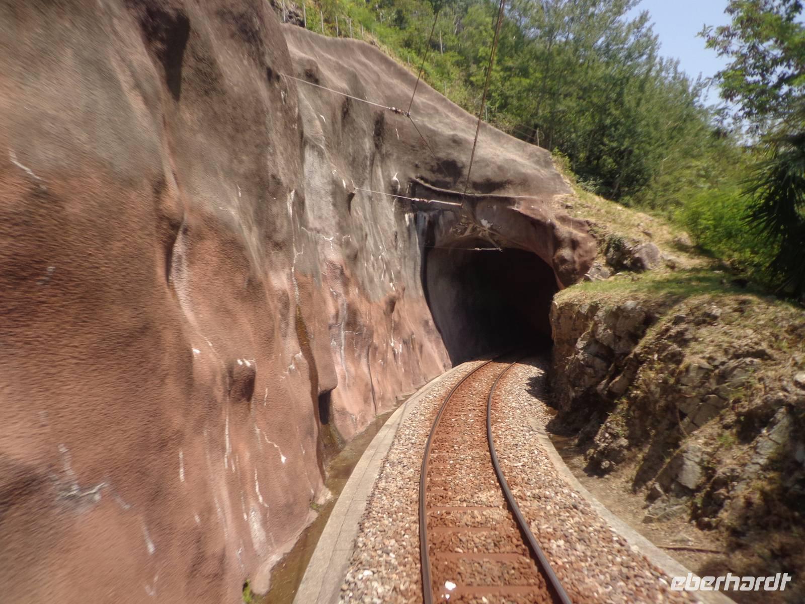 Tunneleinfahrt mit der Centovallibahn