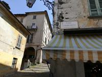 Der Hauptplatz in Orta, die Piazza Mario Motta.
