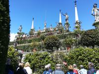 Die Terrassenanlage mit Skulpturen.