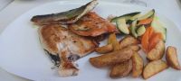 Fischgericht des Tages-Wolfsbarsch gegrillt