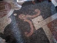 Unvorstellbar kleinteiliges Bodenmosaik in der Muschelgrotte.