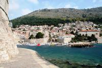 0376 Dubrovnik, Einfahrt Altstadthafen und Berg Srd