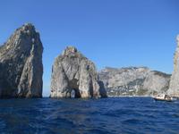 Insel Capri (Inselrundfahrt mit dem Schiff - Faraglioni-Felsen)