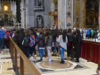 Pilger im heiligen Jahr im Petersdom