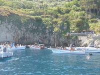 vor der Blauen Grotte Capri - Schlangen um auf kleine Boote überzusetzen