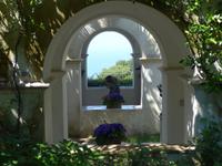 Blick aufs Meer durch Bögen im Garten der Villa Michele