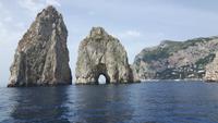Schiffsrundfahrt Insel Capri (Faraglioni-Felsen)