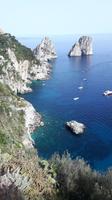 Insel Capri (Blick vom Augustusgarten auf die Faraglioni-Felsen)