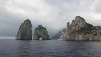 Capri - Inselrundfahrt mit dem Schiff (Faraglioni-Felsen)