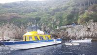Capri - Inselrundfahrt mit dem Schiff (Eingang zur Blauen Grotte)
