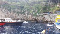 Capri - Inselrundfahrt mit dem Schiff (Eingang zur Blauen Grotte)