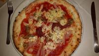 Pizza-Mittagessen im Restaurant 
