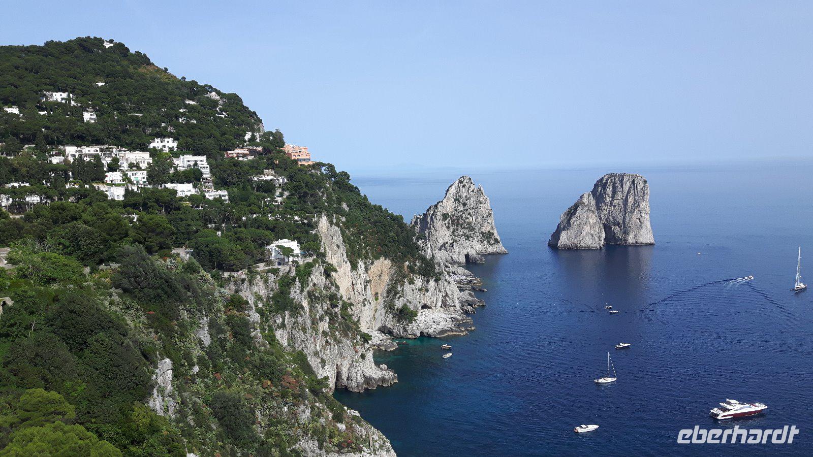 Insel Capri (Blick vom Augustusgarten auf die Faraglioni-Felsen)