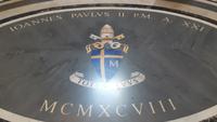 Rom (Vatikan - Papstwappen Papst Johannes Paul II. im Petersdom)