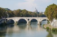 Tiber mit Blick auf Petersdom