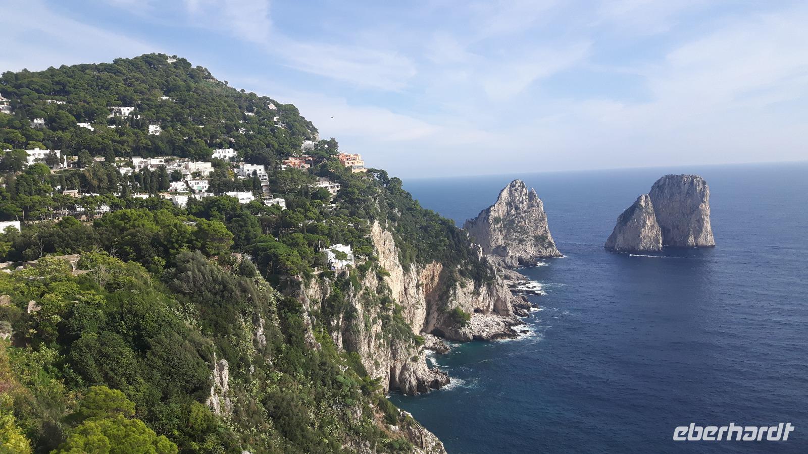 Insel Capri - Capri (Ausblick vom Augustusgarten auf die Faraglioni-Felsen)