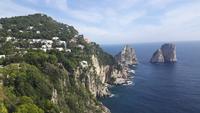 Insel Capri - Capri (Ausblick vom Augustusgarten auf die Faraglioni-Felsen)