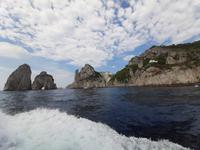 Inselrundfahrt Capri mit dem Schiff - Faraglioni-Felsen